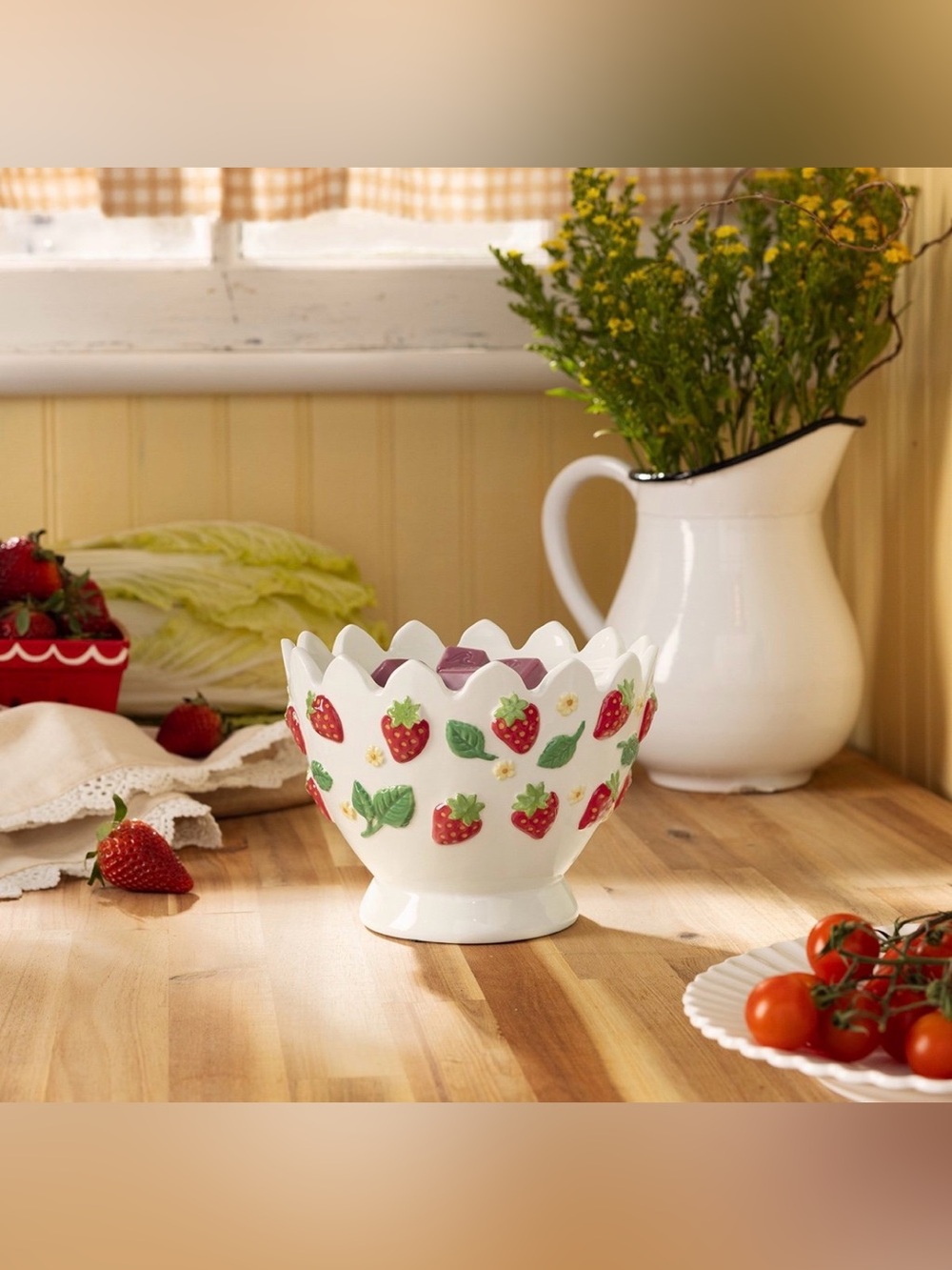NEW SCENTSY White Ceramic Strawberry Bowl warmer